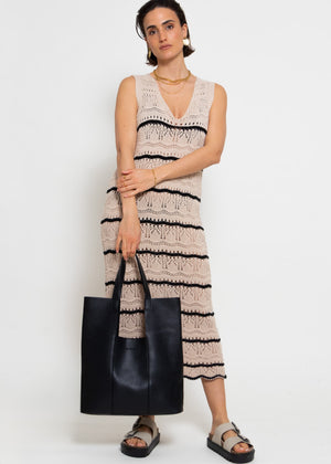 Sleeveless knitted dress with textured pattern - beige-black