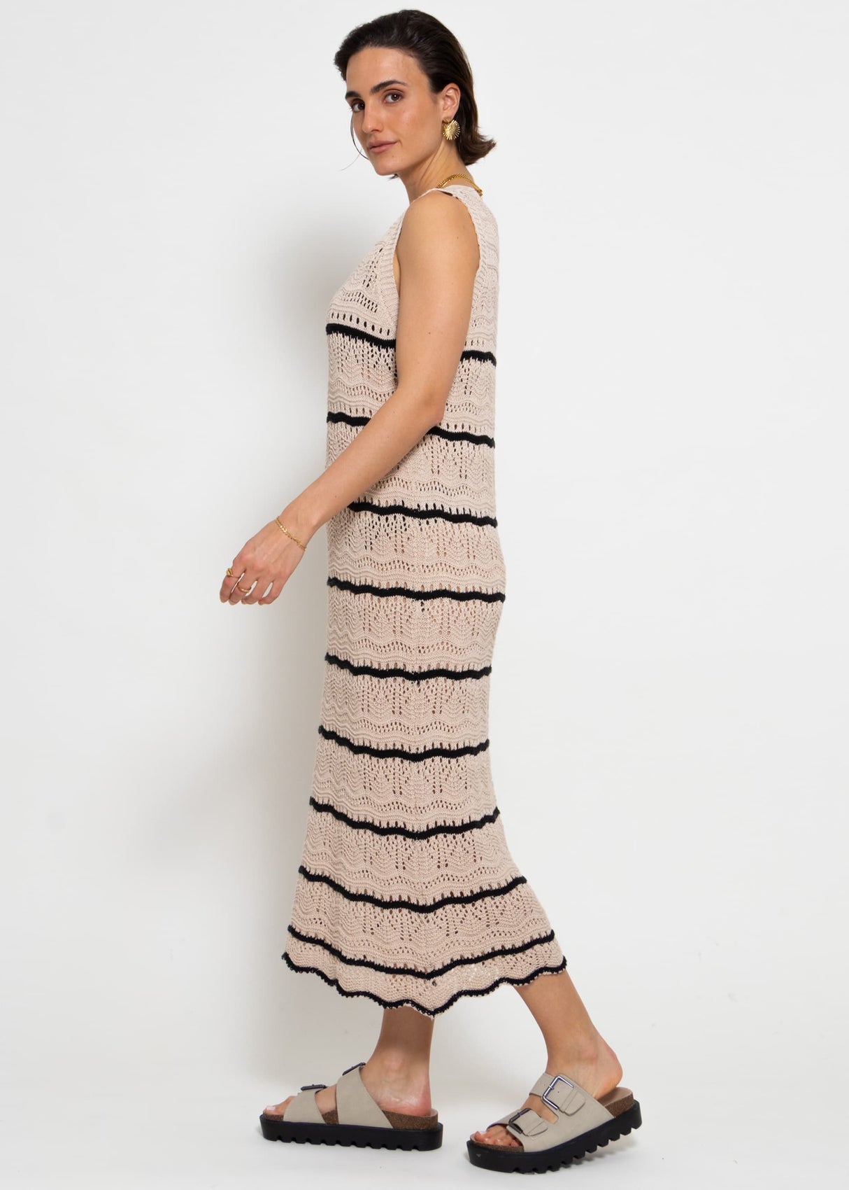 Sleeveless knitted dress with textured pattern - beige-black