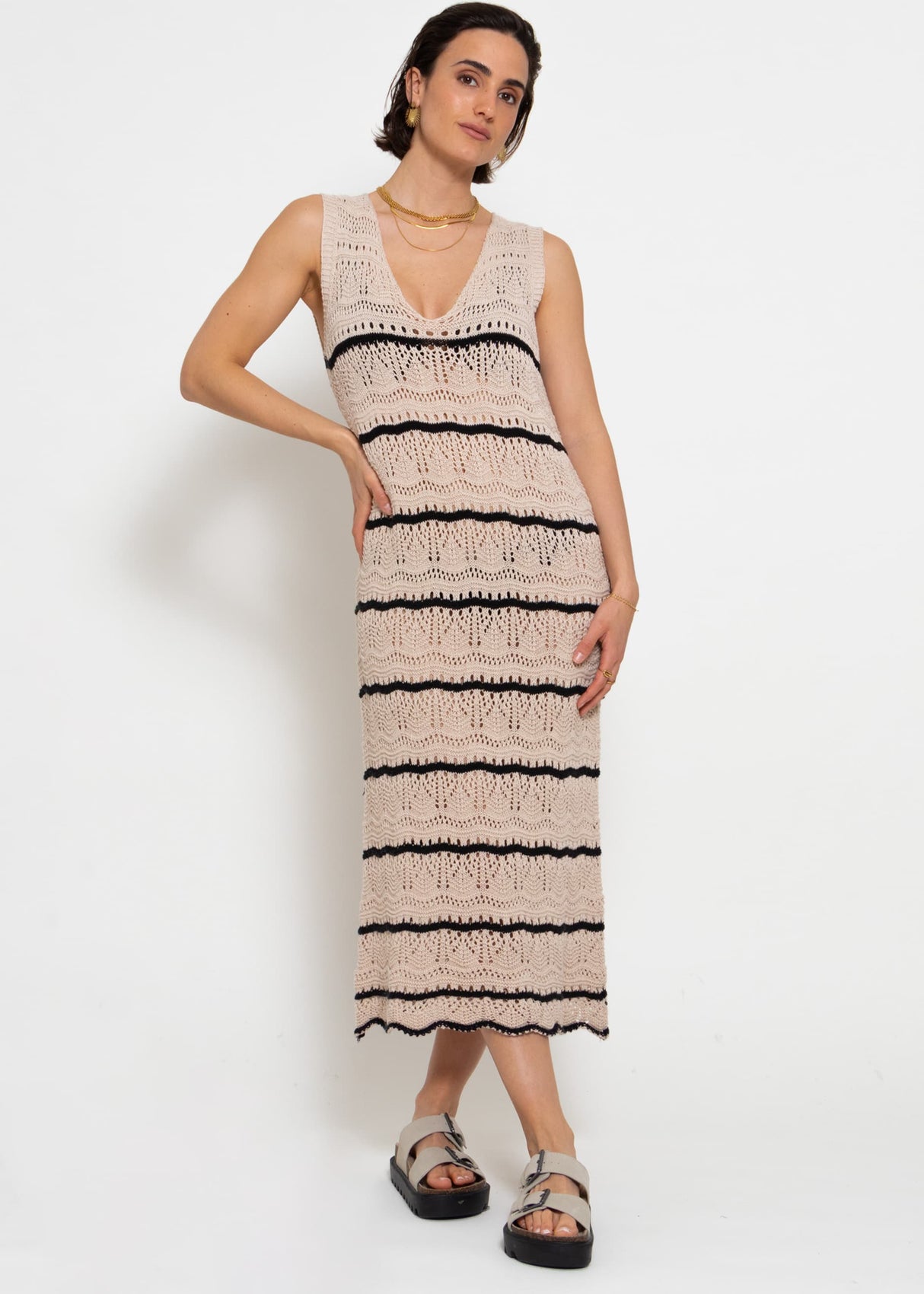 Sleeveless knitted dress with textured pattern - beige-black