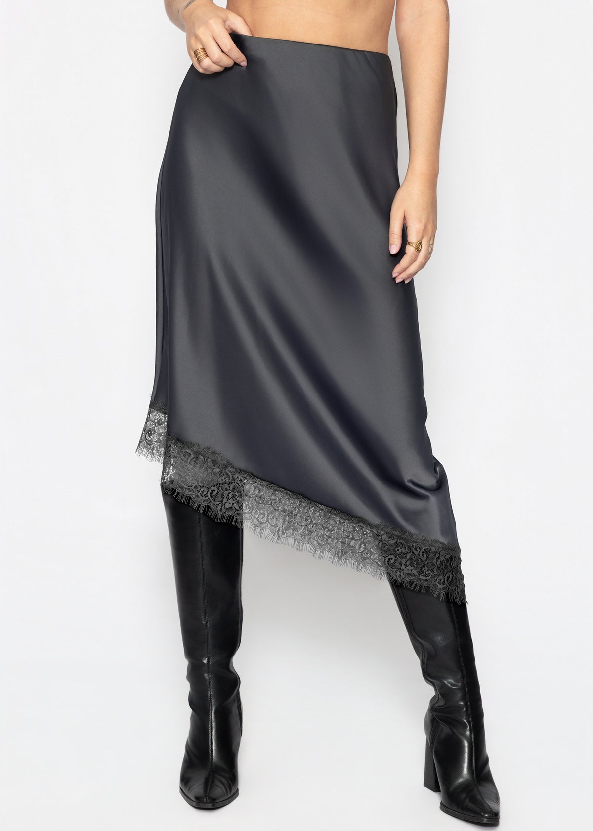Asymmetrischer Satinrock mit Spitzenbesatz - grau