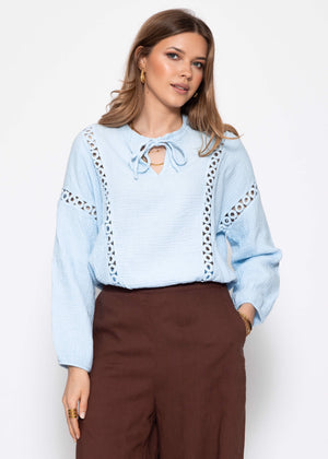 Bluse aus Musselin mit Spitzeneinsatz - hellblau