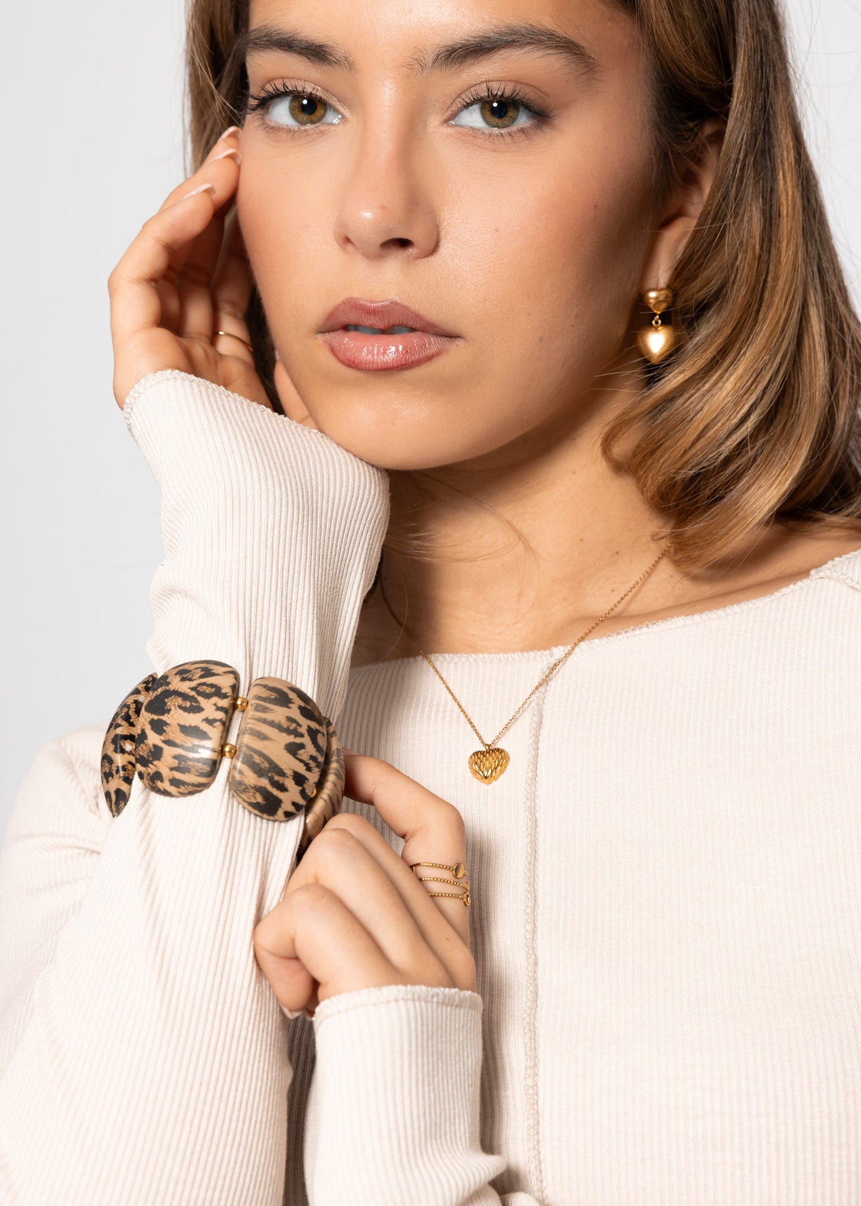 Breites elastisches Armband mit Leo-Muster - beige