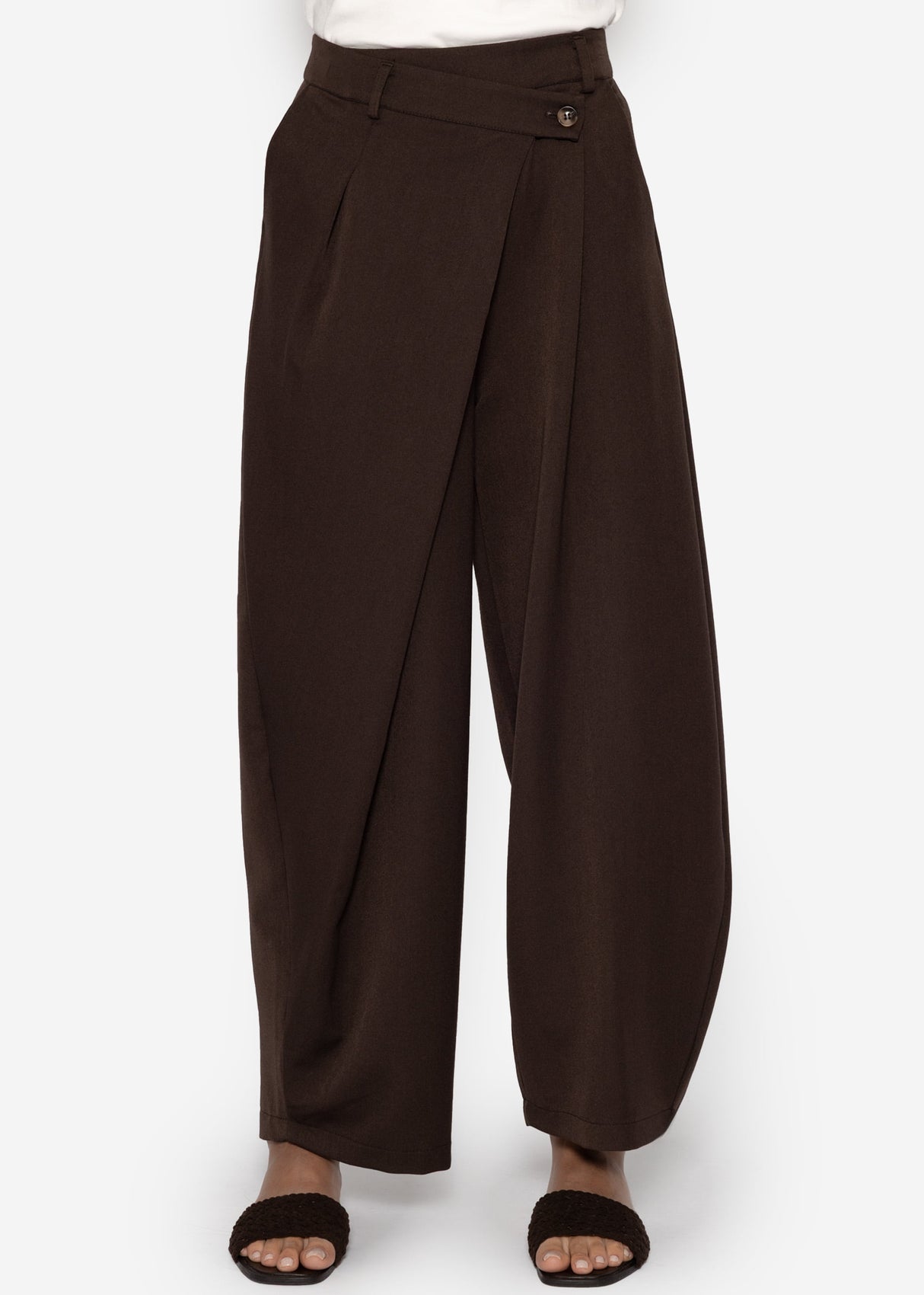 Pleated trousers with asymmetric waistband - brown