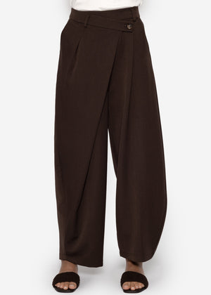 Pleated trousers with asymmetric waistband - brown