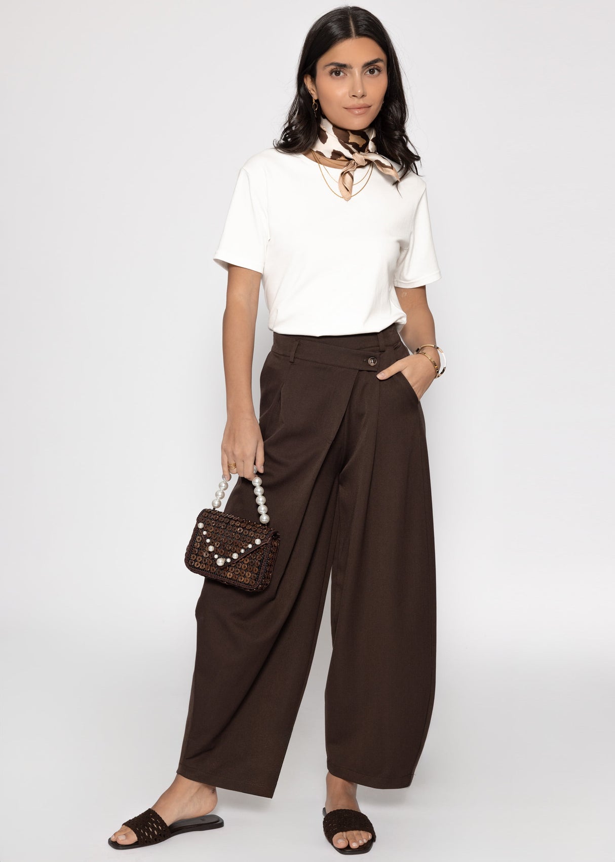 Pleated trousers with asymmetric waistband - brown