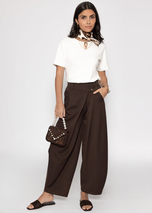 Pleated trousers with asymmetric waistband - brown