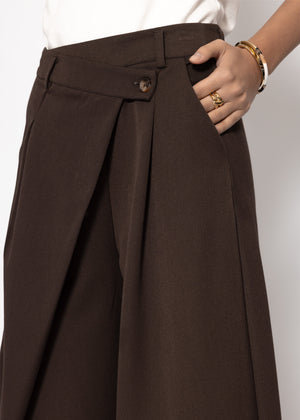 Pleated trousers with asymmetric waistband - brown