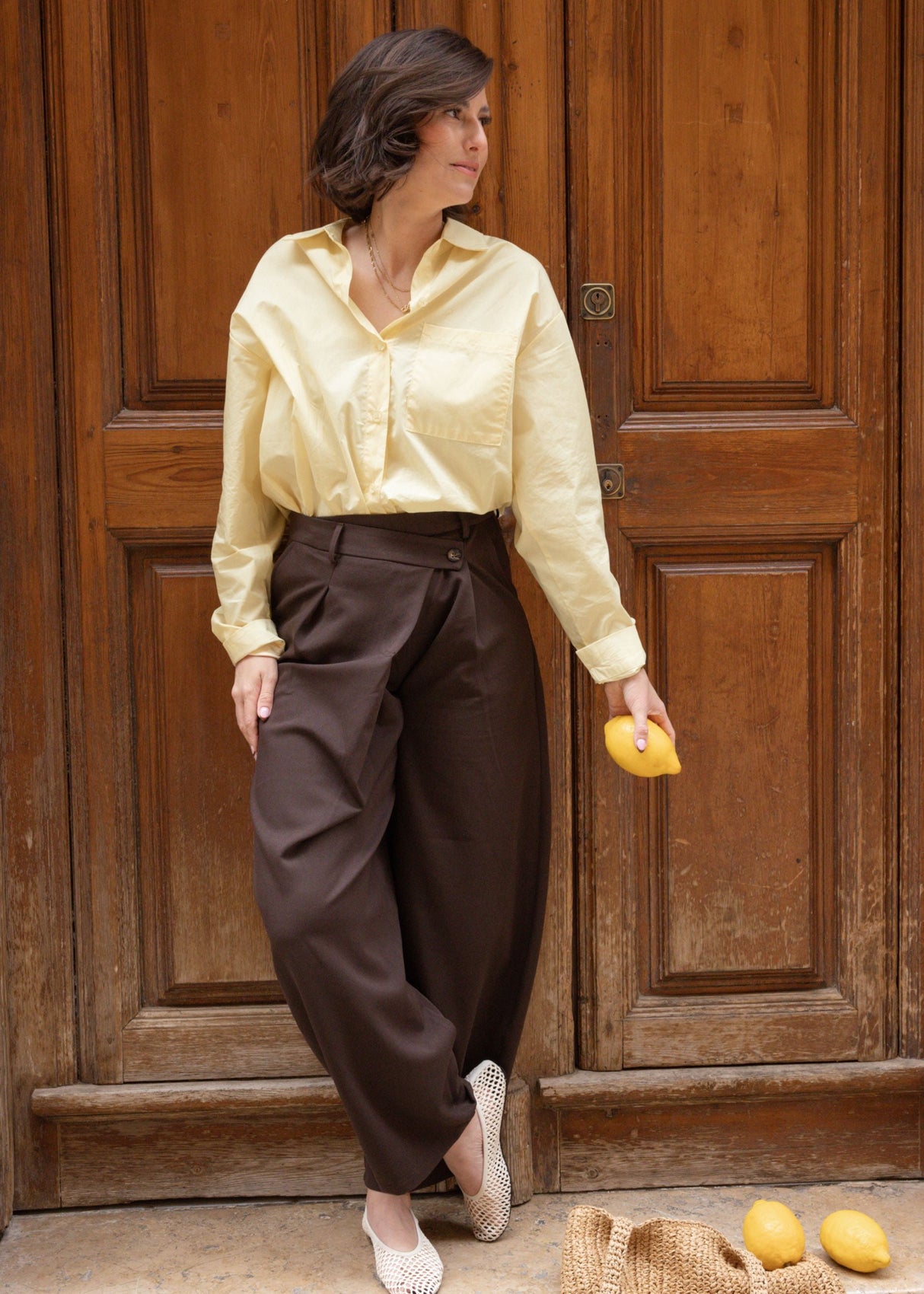 Pleated trousers with asymmetric waistband - brown