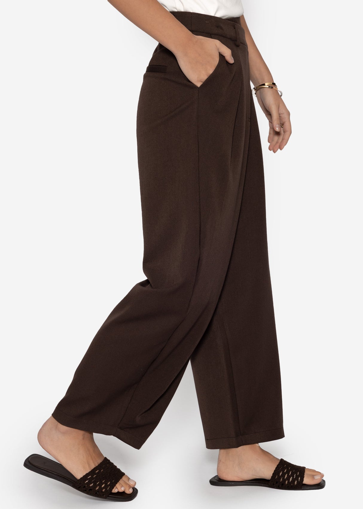 Pleated trousers with asymmetric waistband - brown