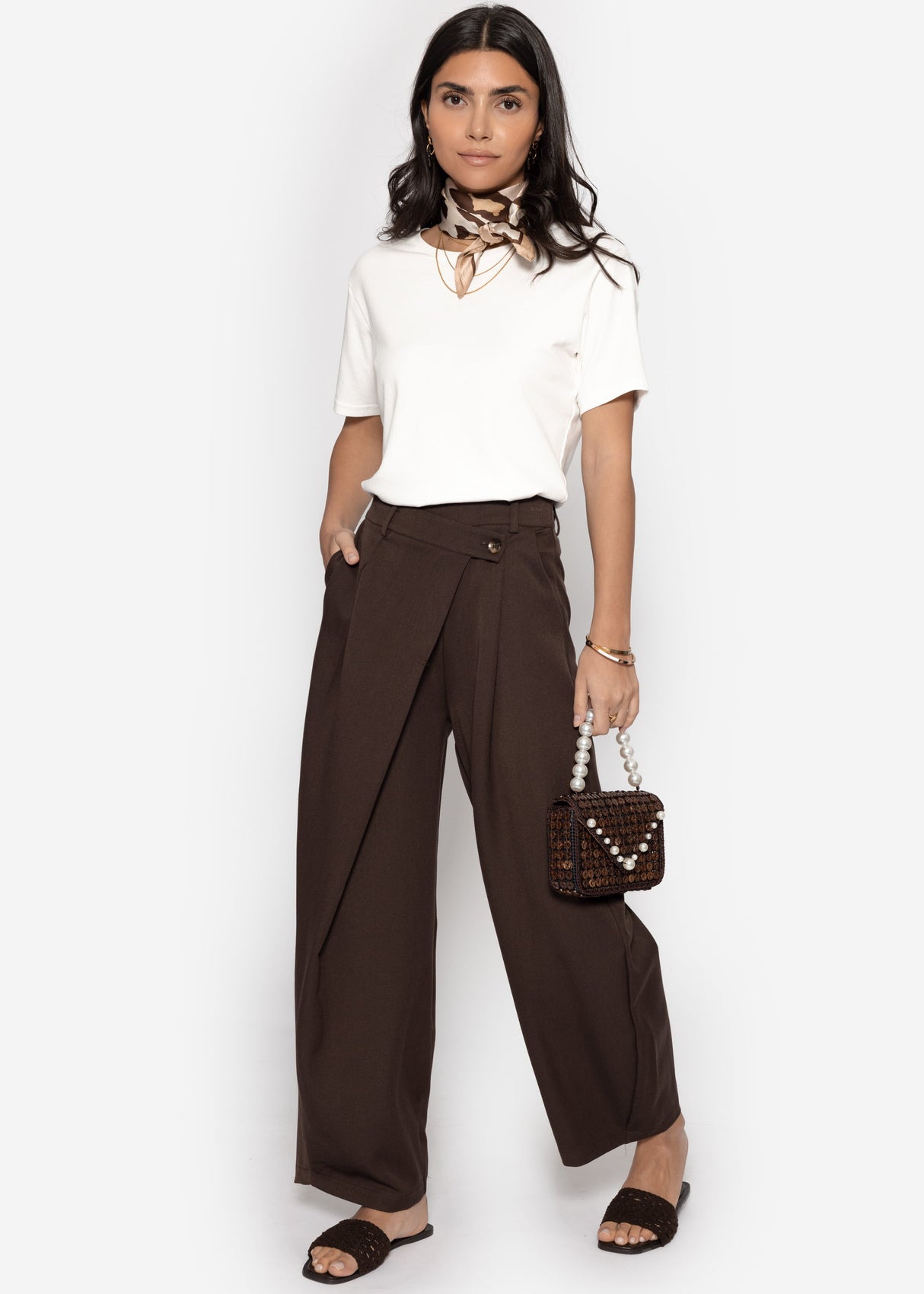 Pleated trousers with asymmetric waistband - brown