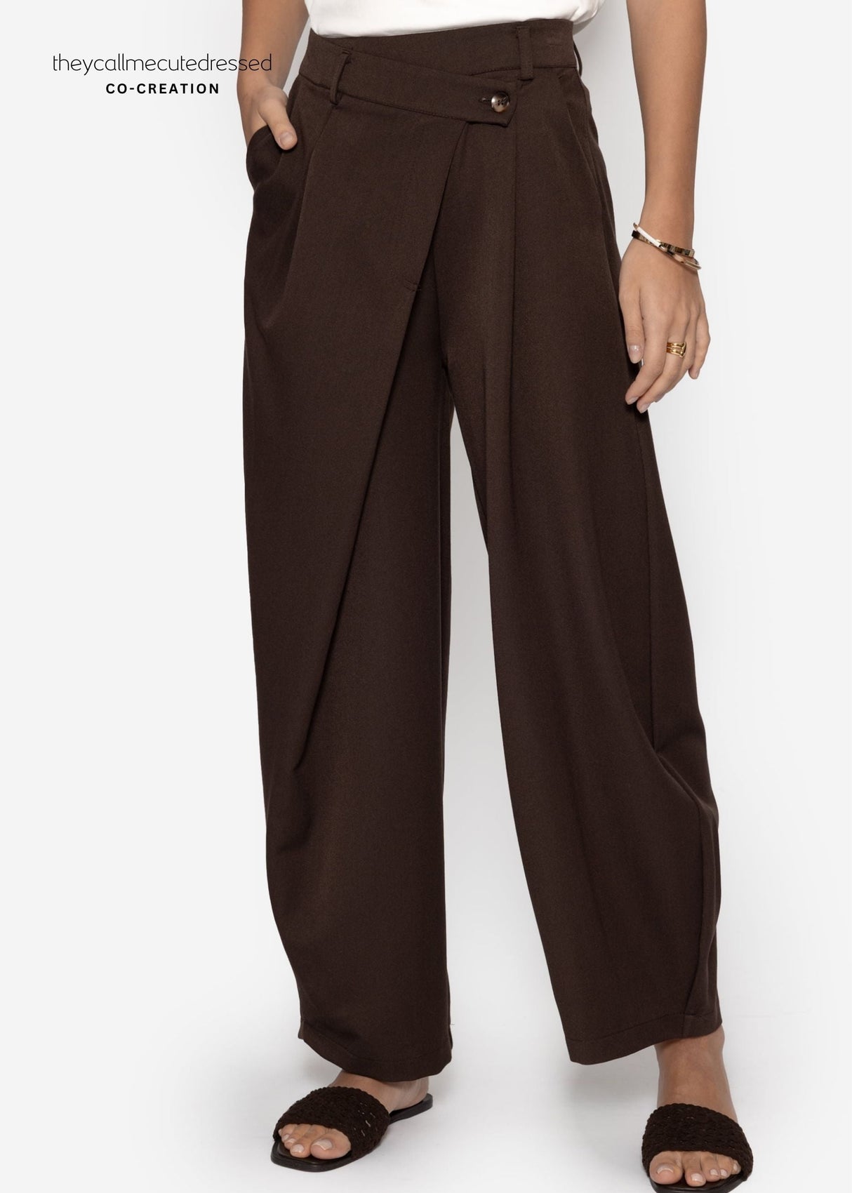 Pleated trousers with asymmetric waistband - brown