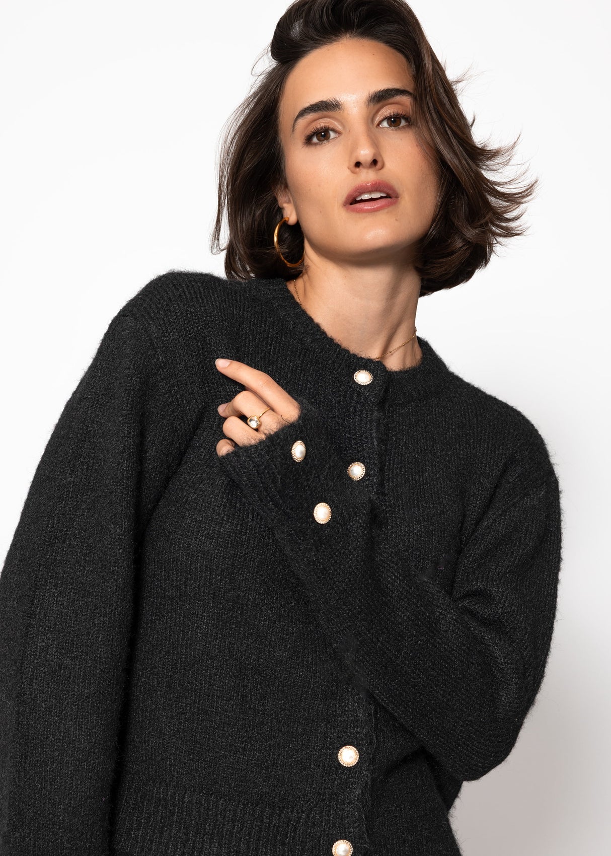 Cardigan mit Perlenknöpfen - schwarz