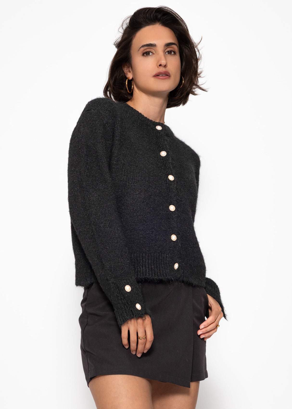 Cardigan mit Perlenknöpfen - schwarz