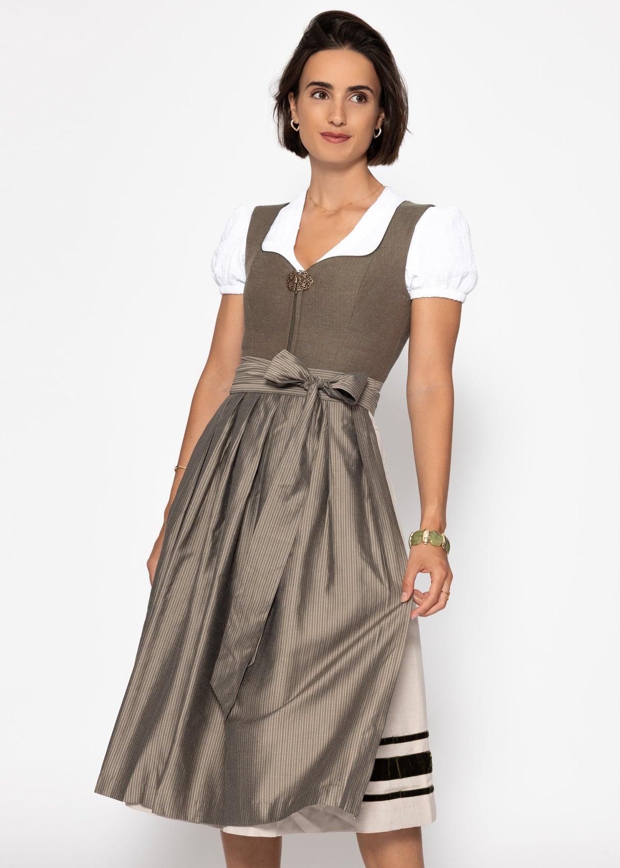 Dirndl blouse made of muslin with embroidery and puff sleeves - white