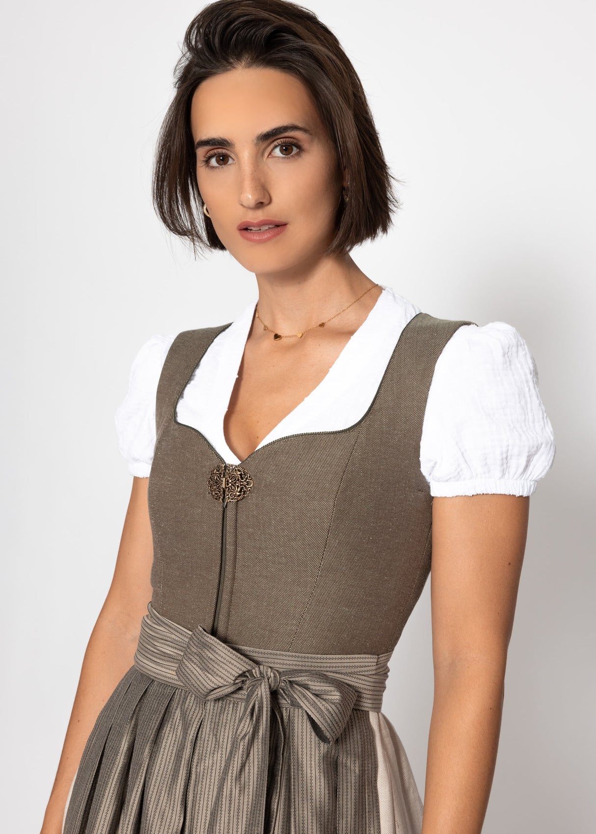 Dirndl blouse made of muslin with embroidery and puff sleeves - white