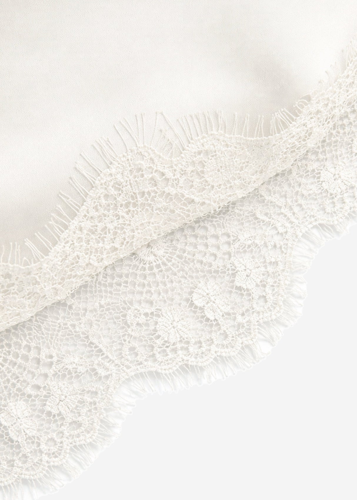Triangular scarf with lace trim - off-white