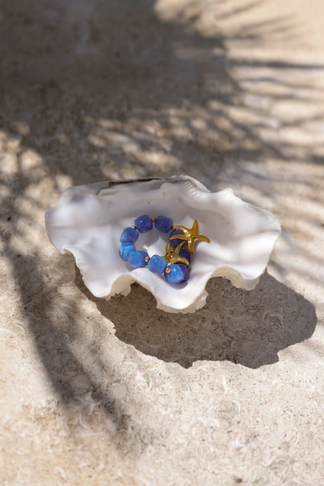 Elasticated beaded bracelet with gold accents - blue