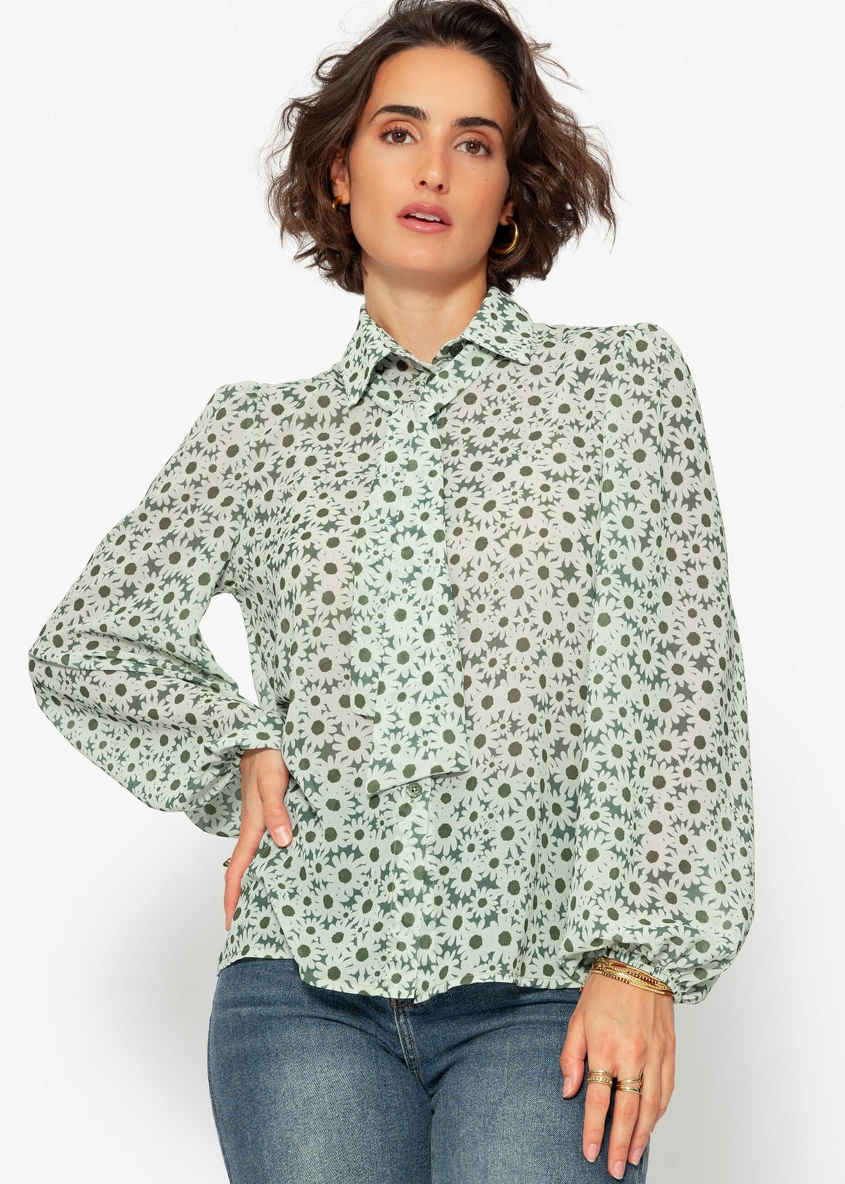 Elegant pussy bow blouse with balloon sleeves and floral print - green