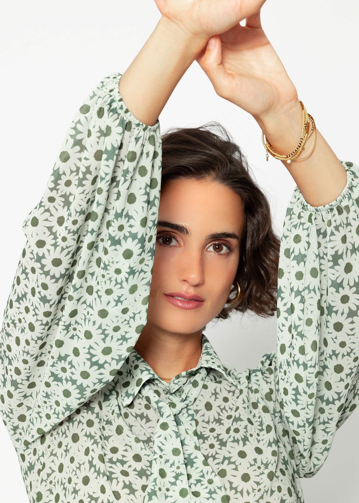 Elegant pussy bow blouse with balloon sleeves and floral print - green
