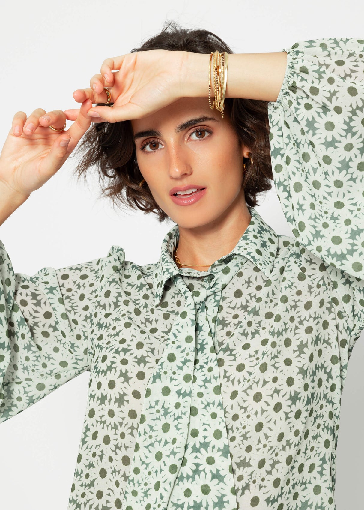 Elegant pussy bow blouse with balloon sleeves and floral print - green