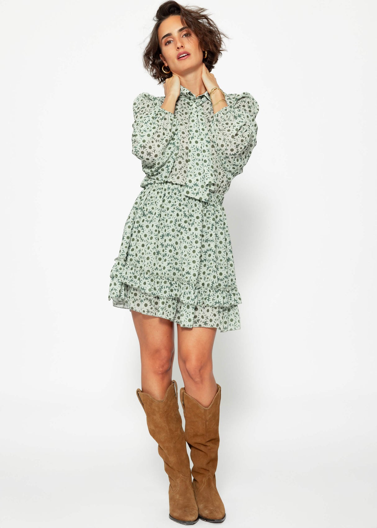 Elegant pussy bow blouse with balloon sleeves and floral print - green