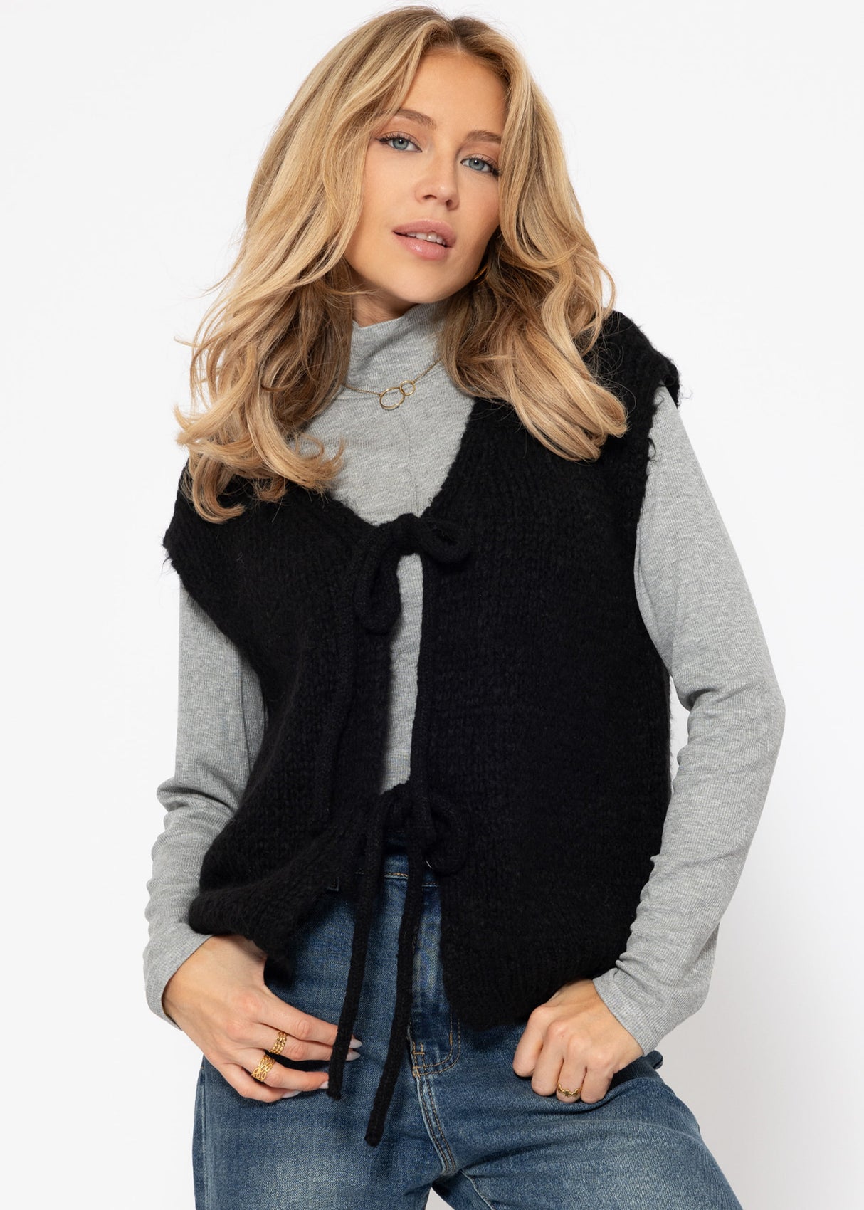 Fluffy, sleeveless knitted vest - black