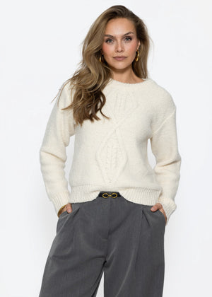 Flauschiger Strickpullover mit Zopfmuster - hellbeige