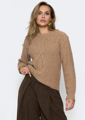 Flauschiger Strickpullover mit Zopfmuster - braun
