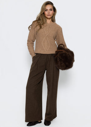 Flauschiger Strickpullover mit Zopfmuster - braun
