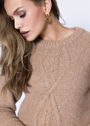 Flauschiger Strickpullover mit Zopfmuster - braun