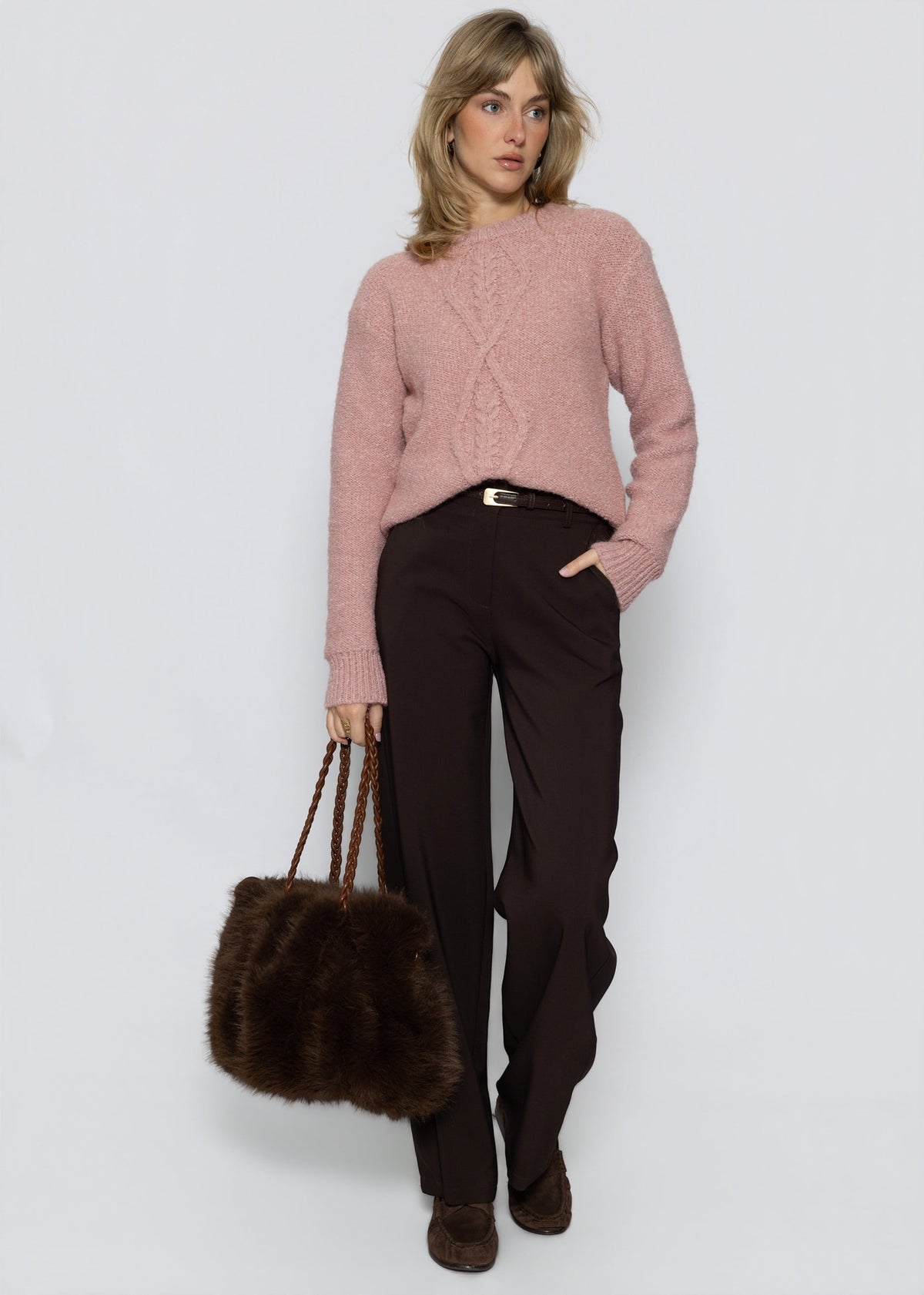Flauschiger Strickpullover mit Zopfmuster - mauve