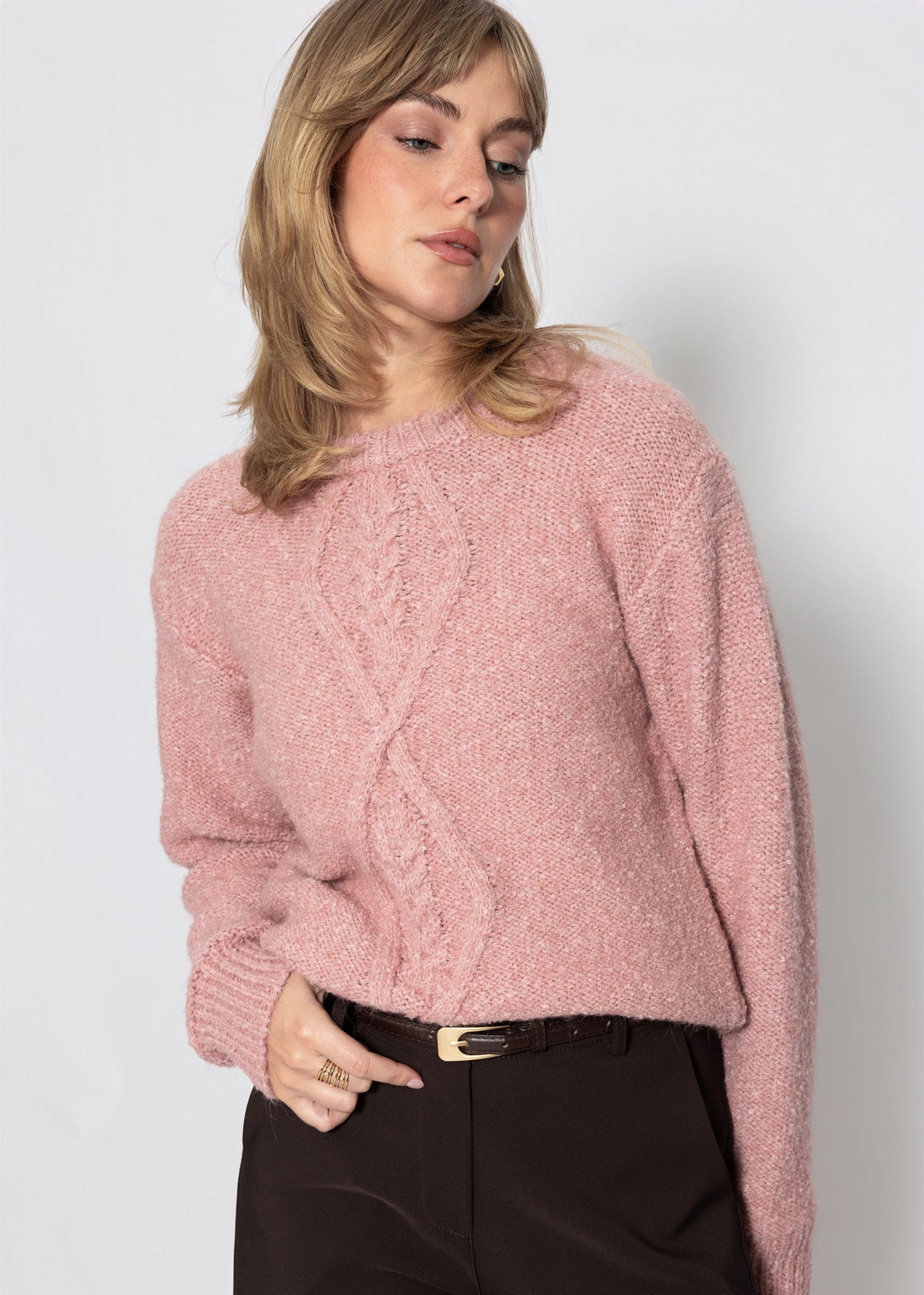 Flauschiger Strickpullover mit Zopfmuster - mauve