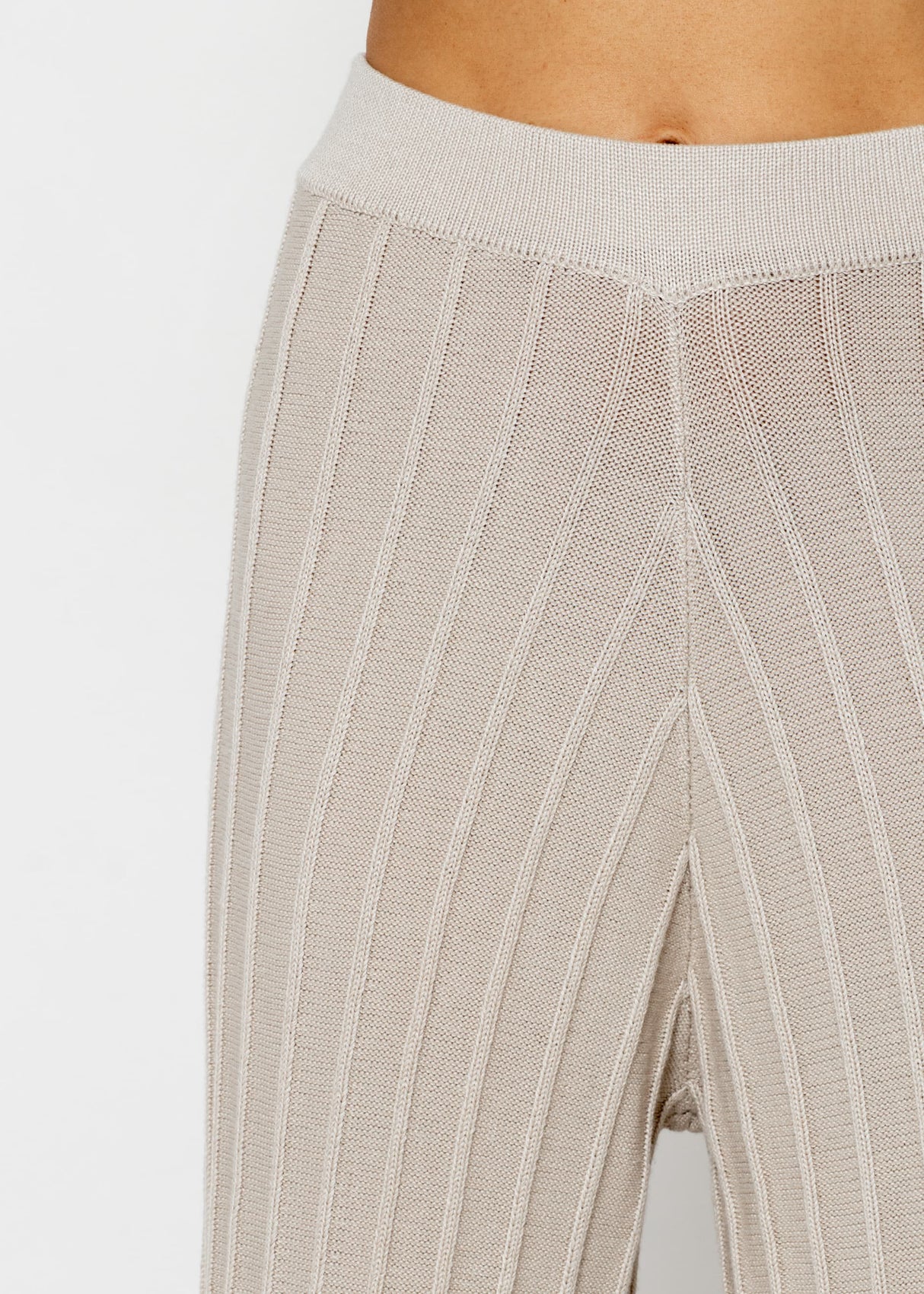 Fließende Strickhose mit Rippenstruktur - beige