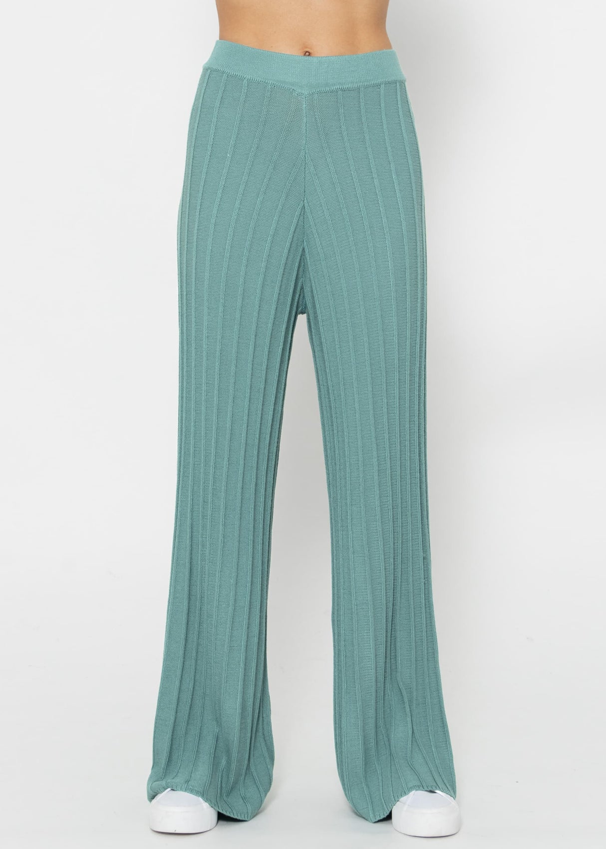 Flowing knitted trousers with ribbed structure - green