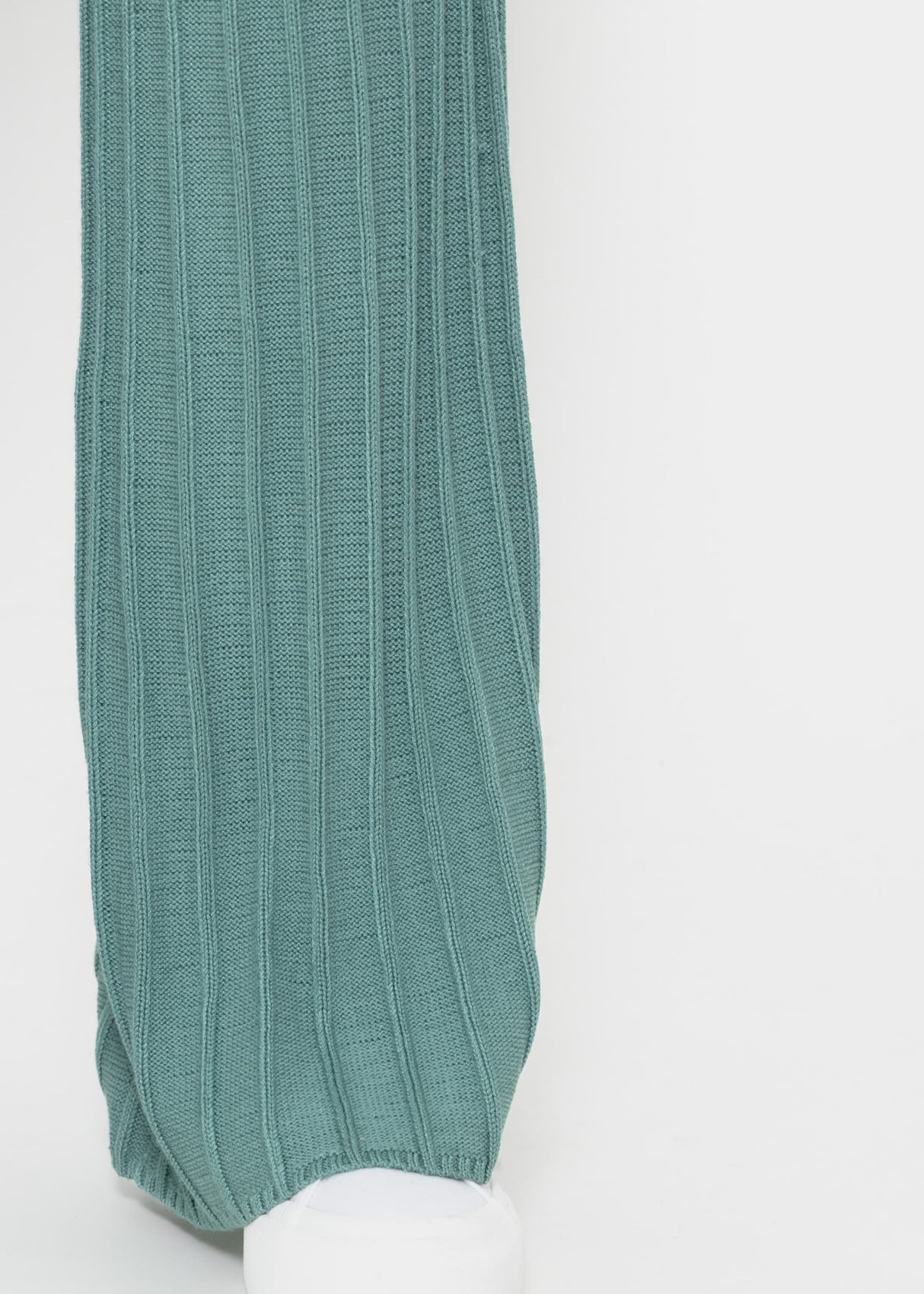 Flowing knitted trousers with ribbed structure - green