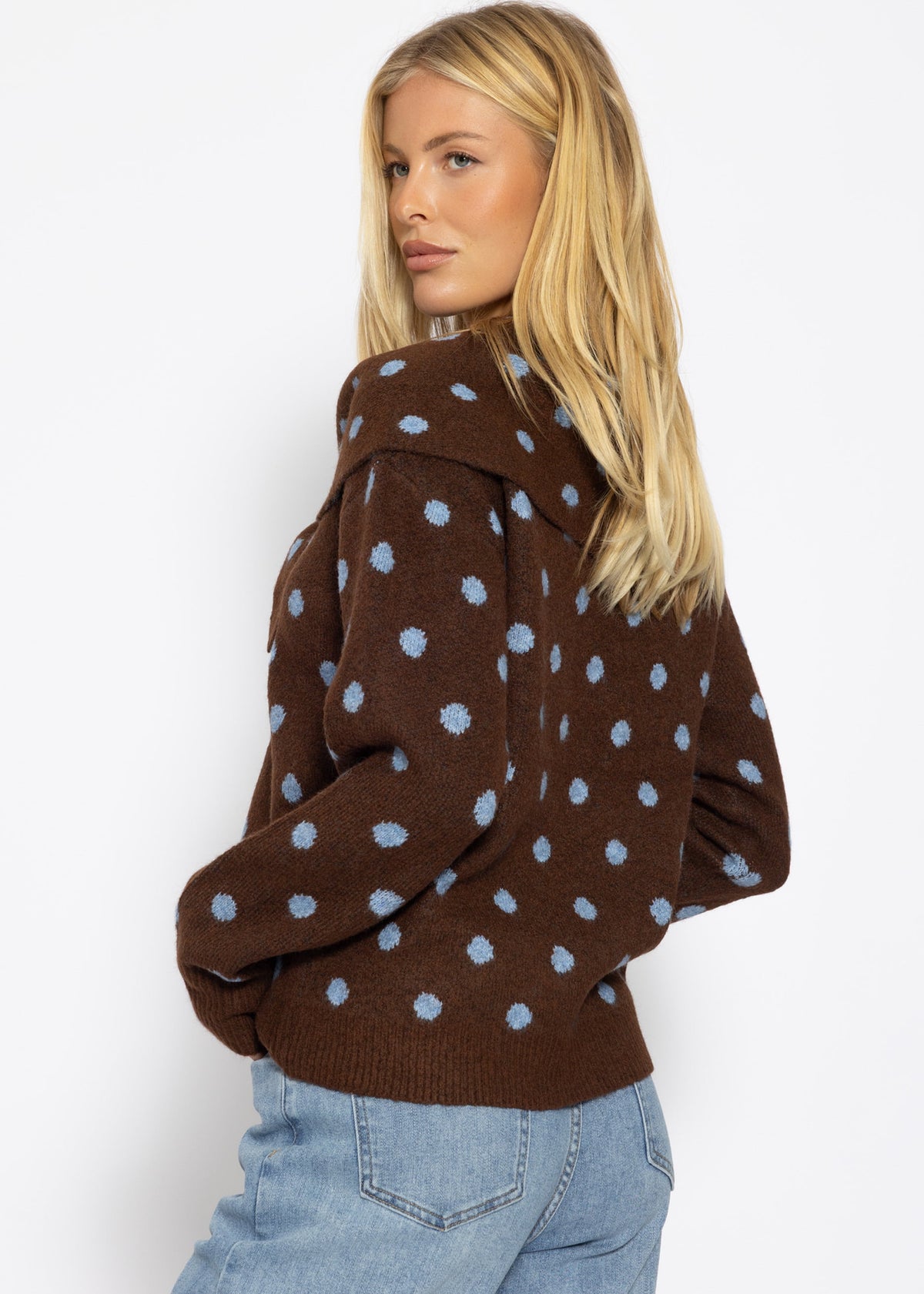 Gepunkteter Pullover mit Schal - braun