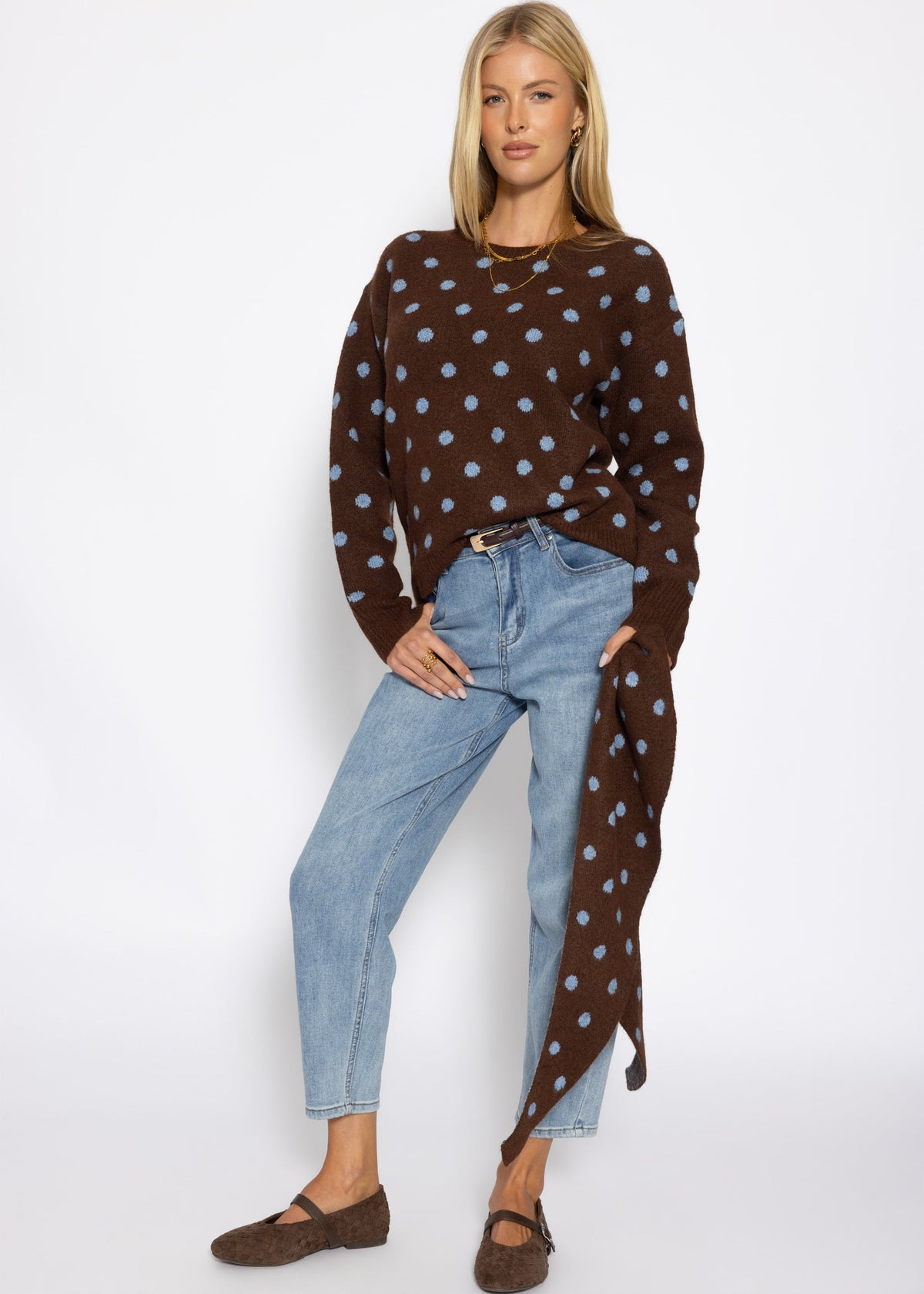 Gepunkteter Pullover mit Schal - braun
