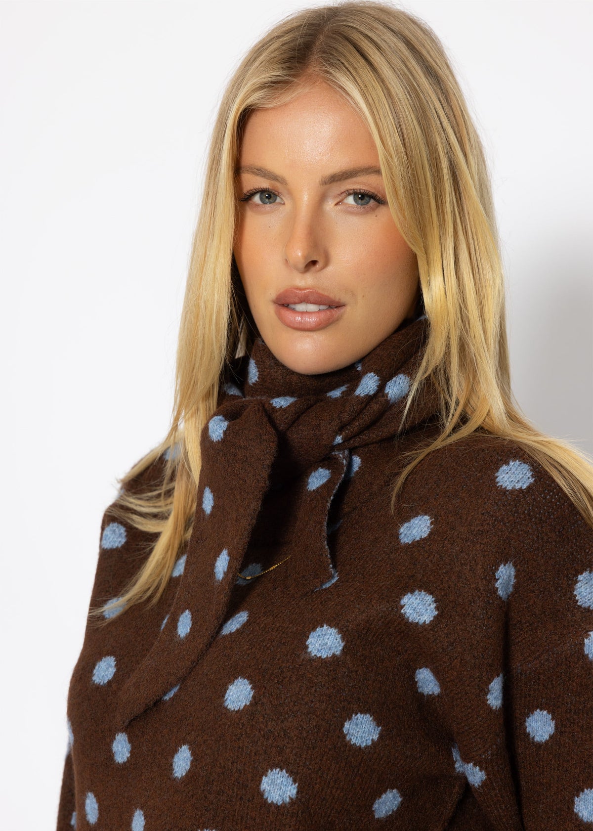 Gepunkteter Pullover mit Schal - braun