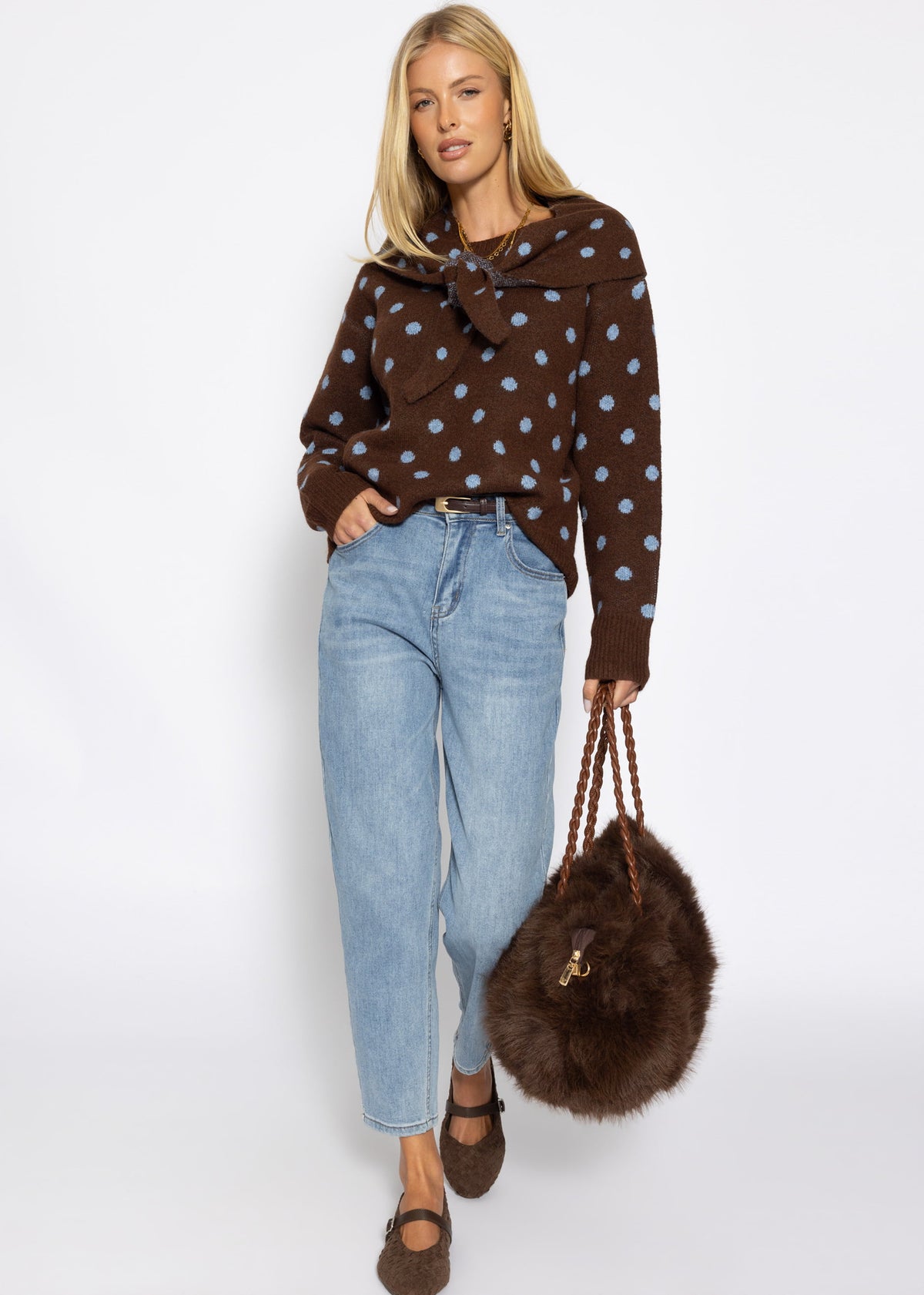 Gepunkteter Pullover mit Schal - braun