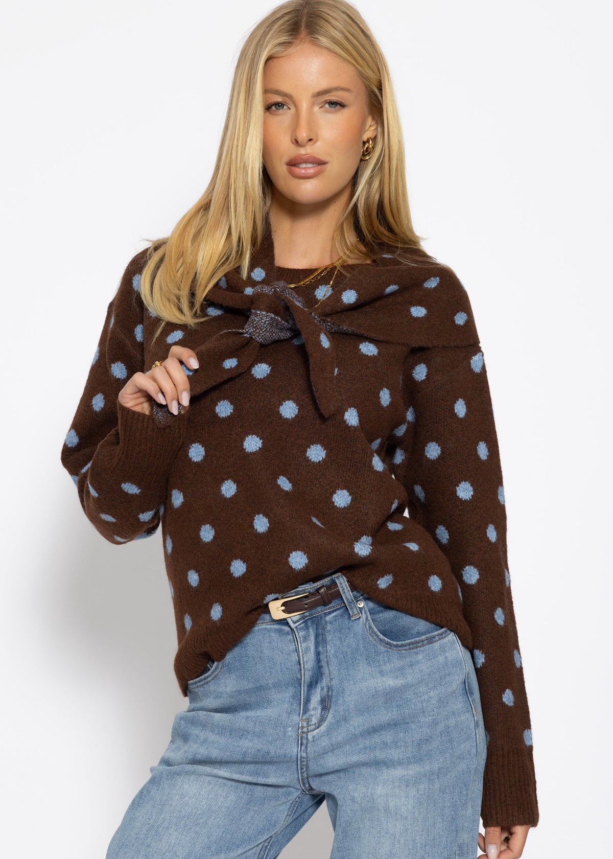 Gepunkteter Pullover mit Schal - braun