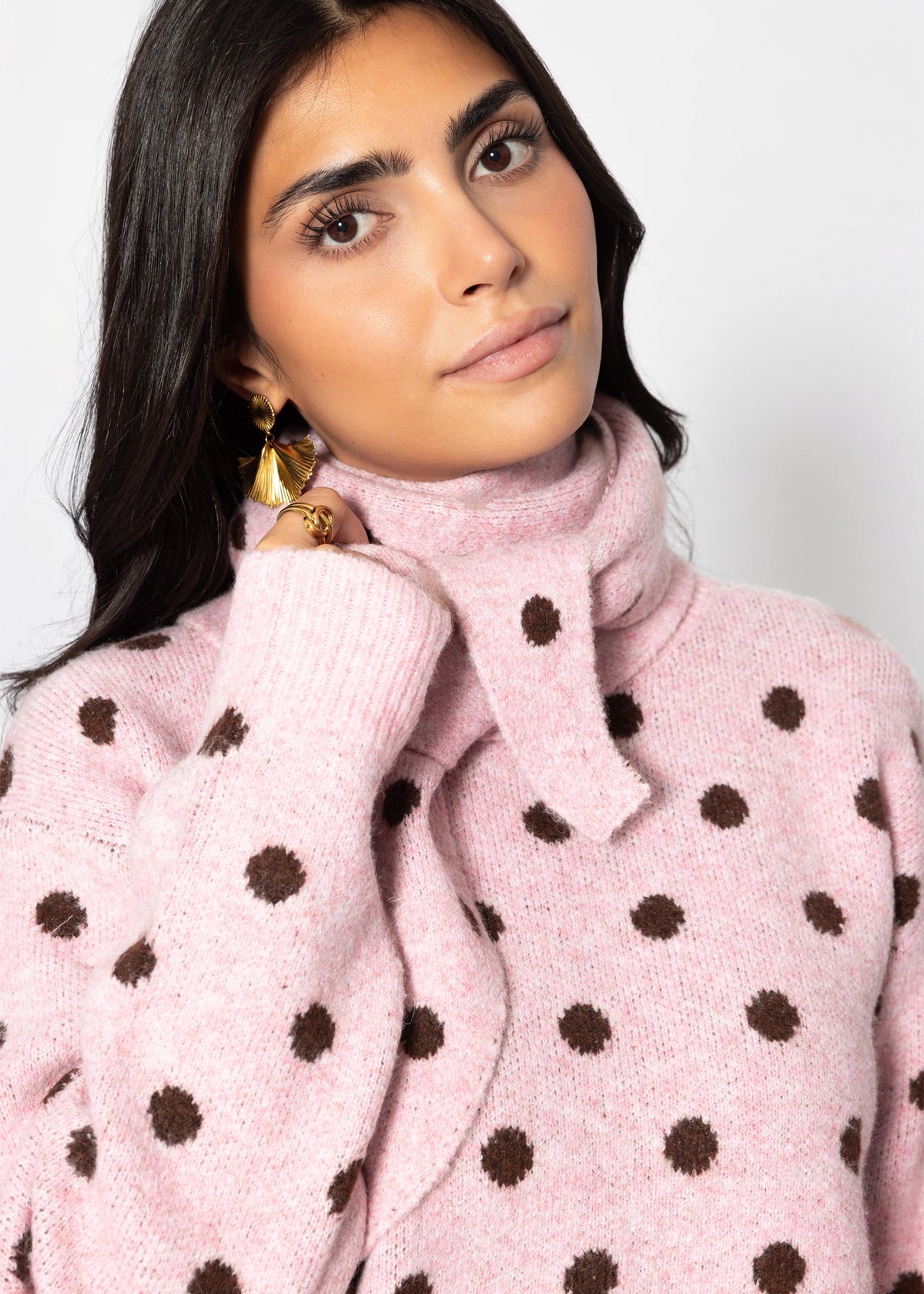 Gepunkteter Pullover mit Schal - rosa