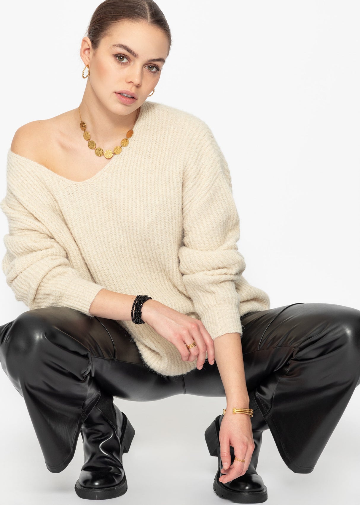 Ribbed V-neck sweater - beige