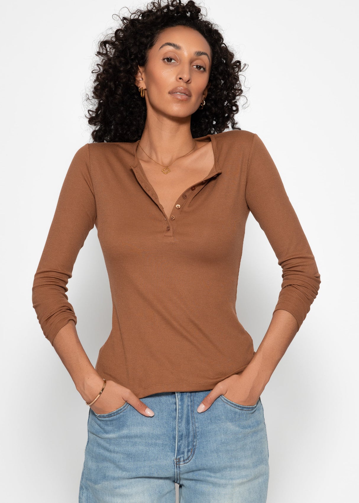 Geripptes Langarmshirt mit Knopfleiste - braun