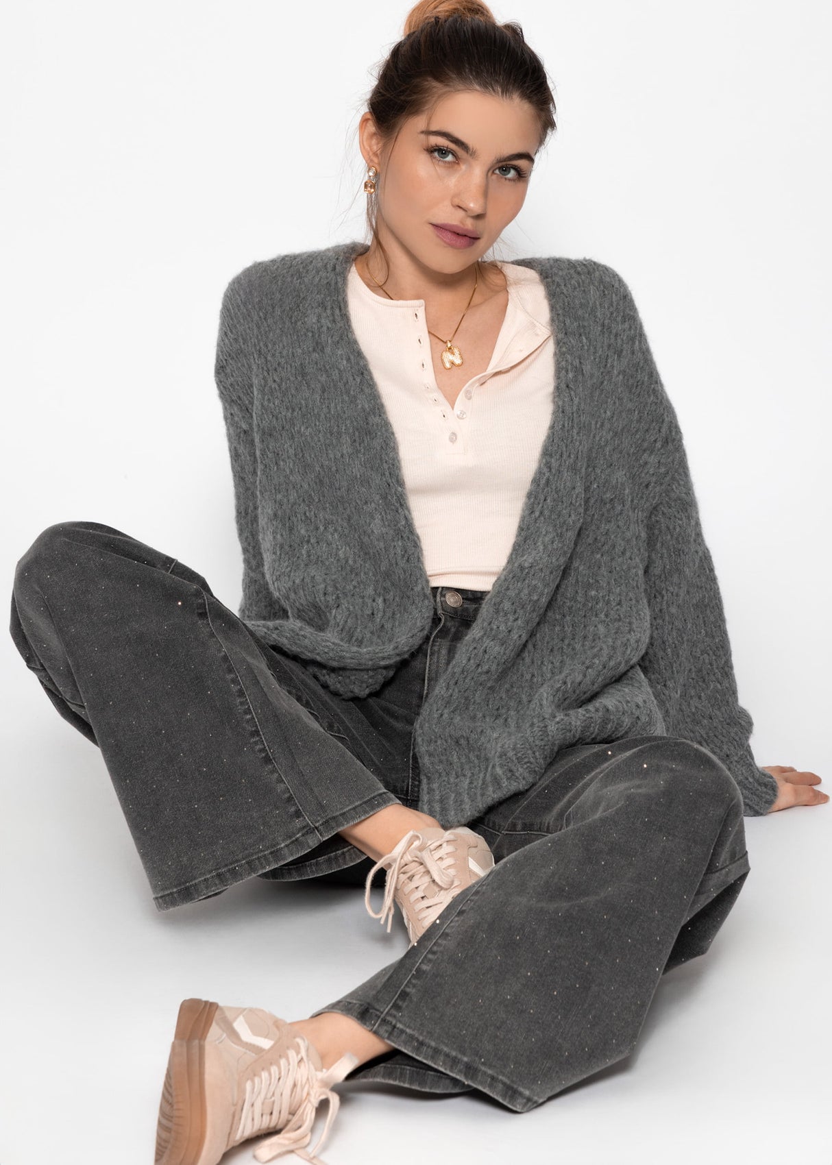 Ribbed long-sleeved shirt with button placket - light beige