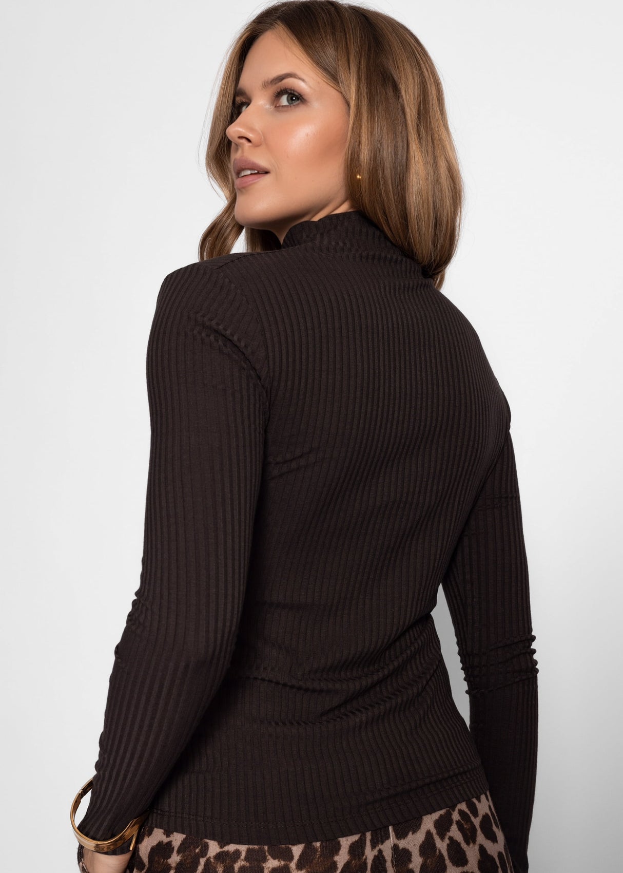 Geripptes Langarmshirt mit Stehkragen - braun