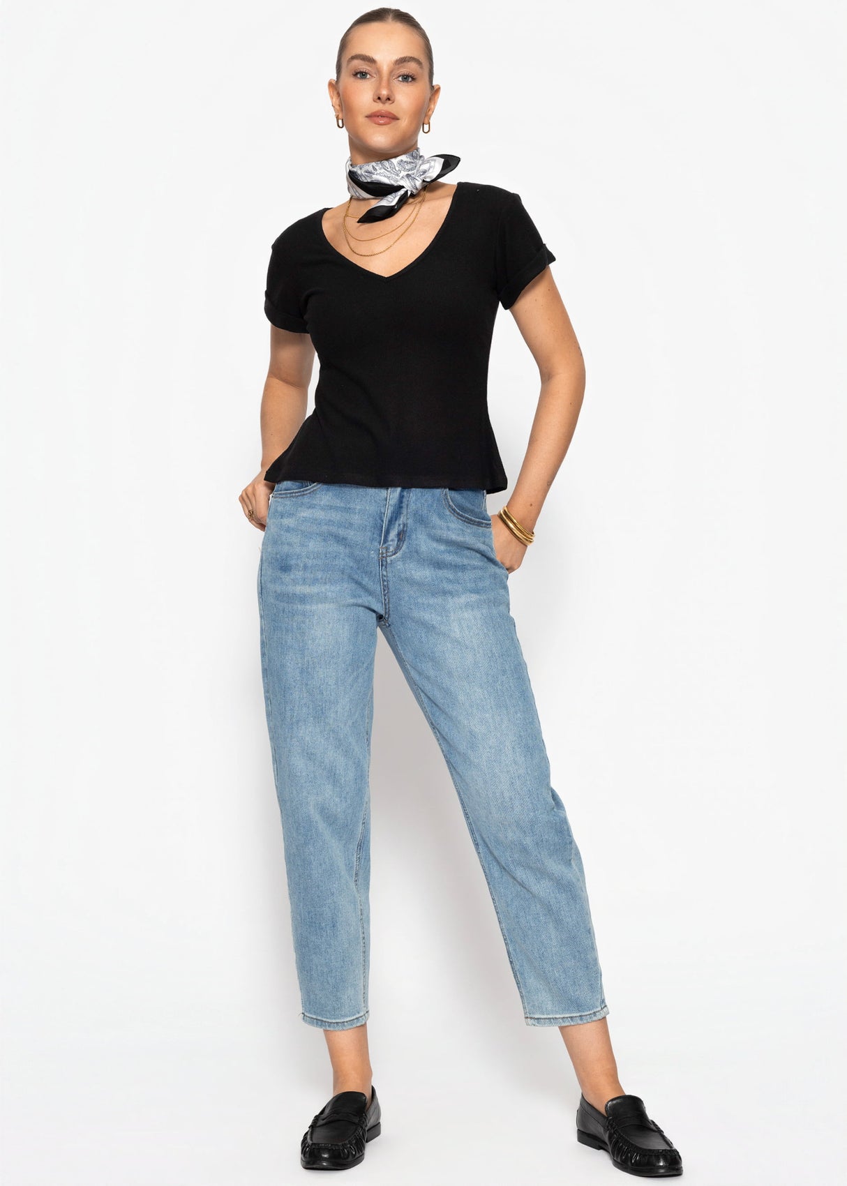 Geripptes T-Shirt mit V-Ausschnitt - schwarz
