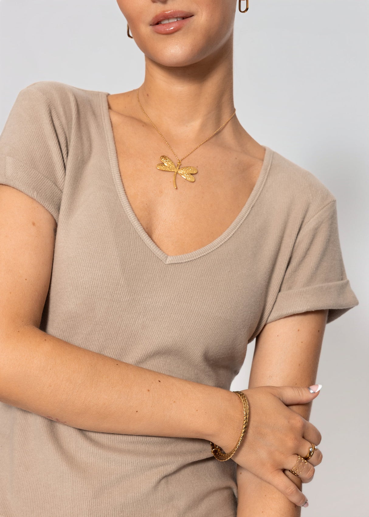 Geripptes T-Shirt mit V-Ausschnitt - taupe