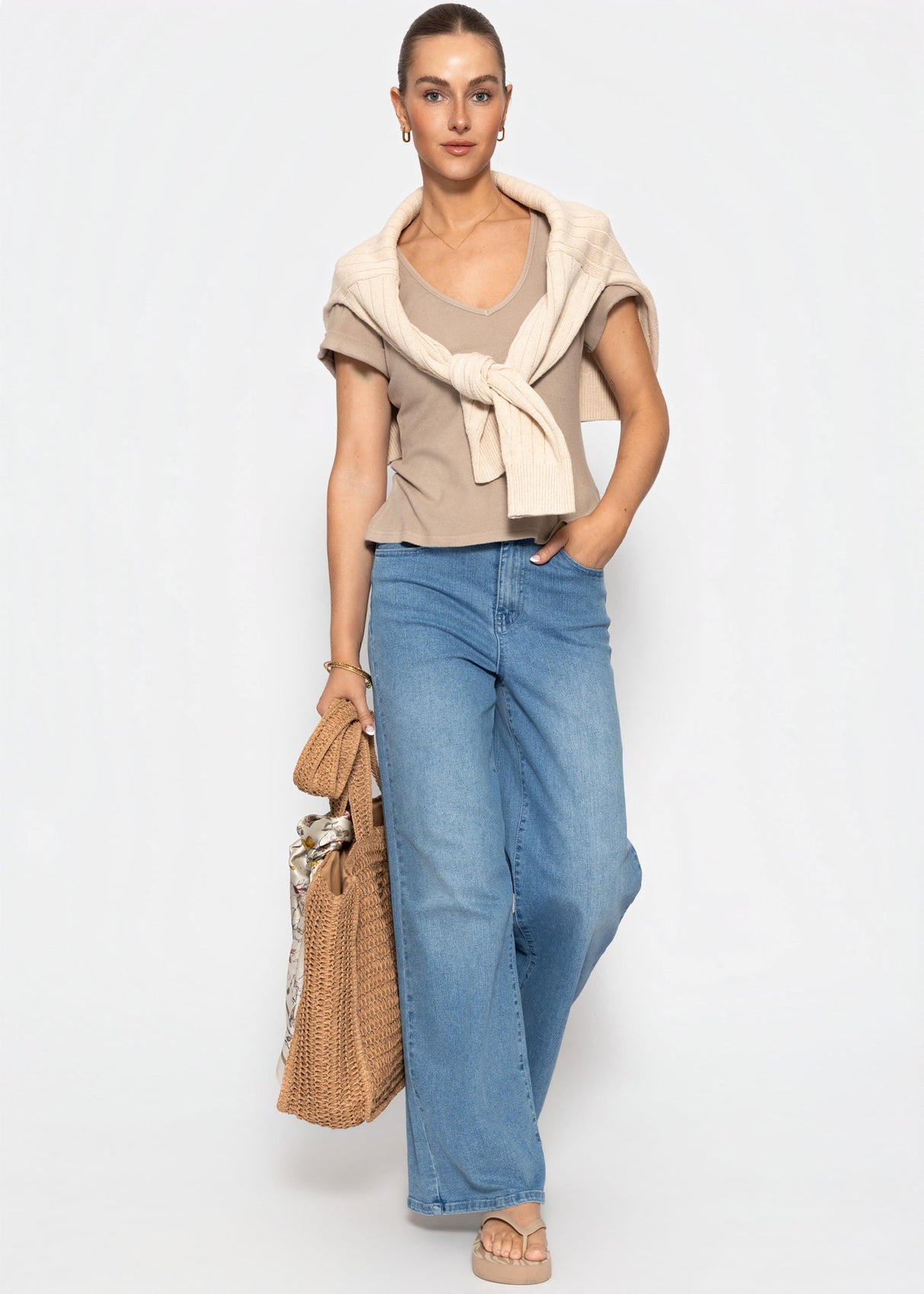 Geripptes T-Shirt mit V-Ausschnitt - taupe