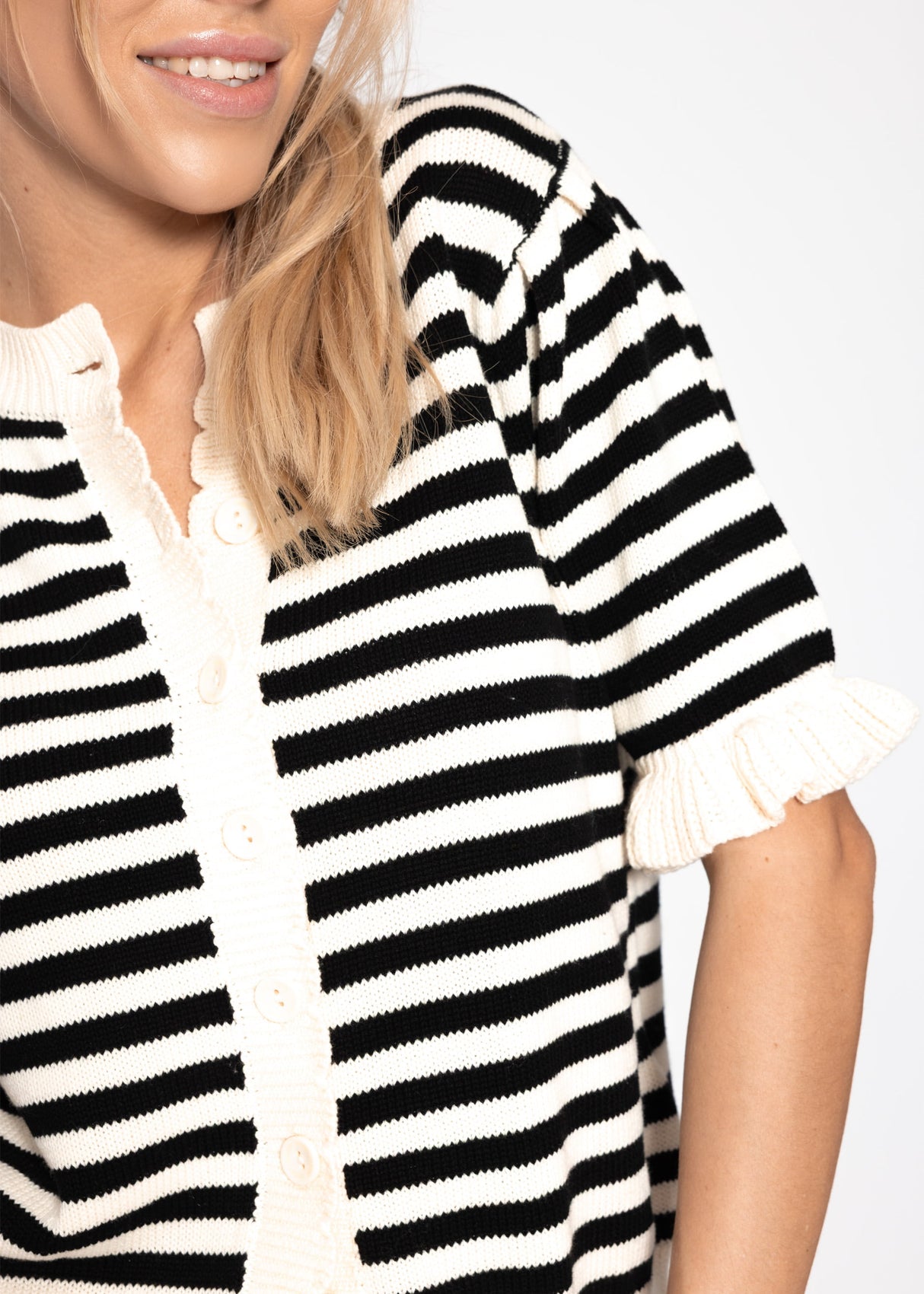 Gestreifte Kurzarm-Strickjacke mit Volants - offwhite-schwarz