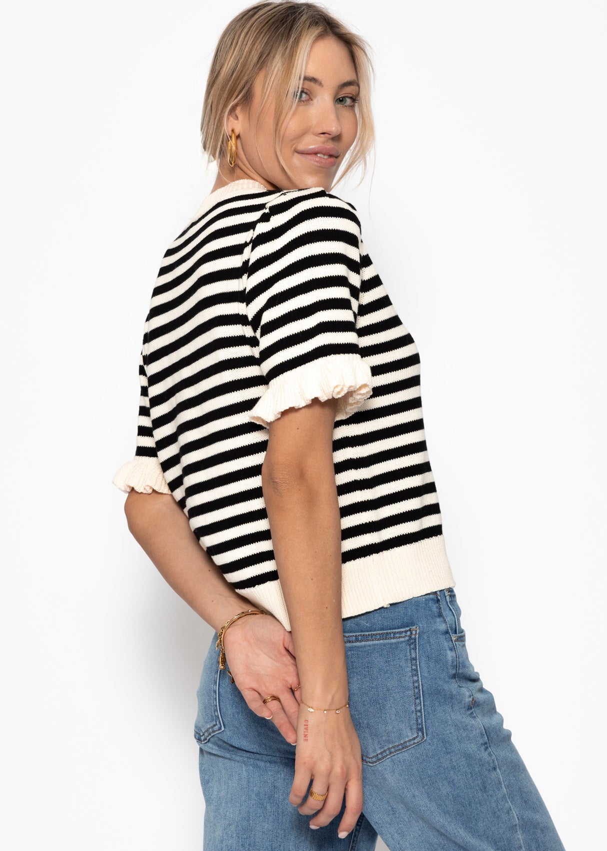 Gestreifte Kurzarm-Strickjacke mit Volants - offwhite-schwarz